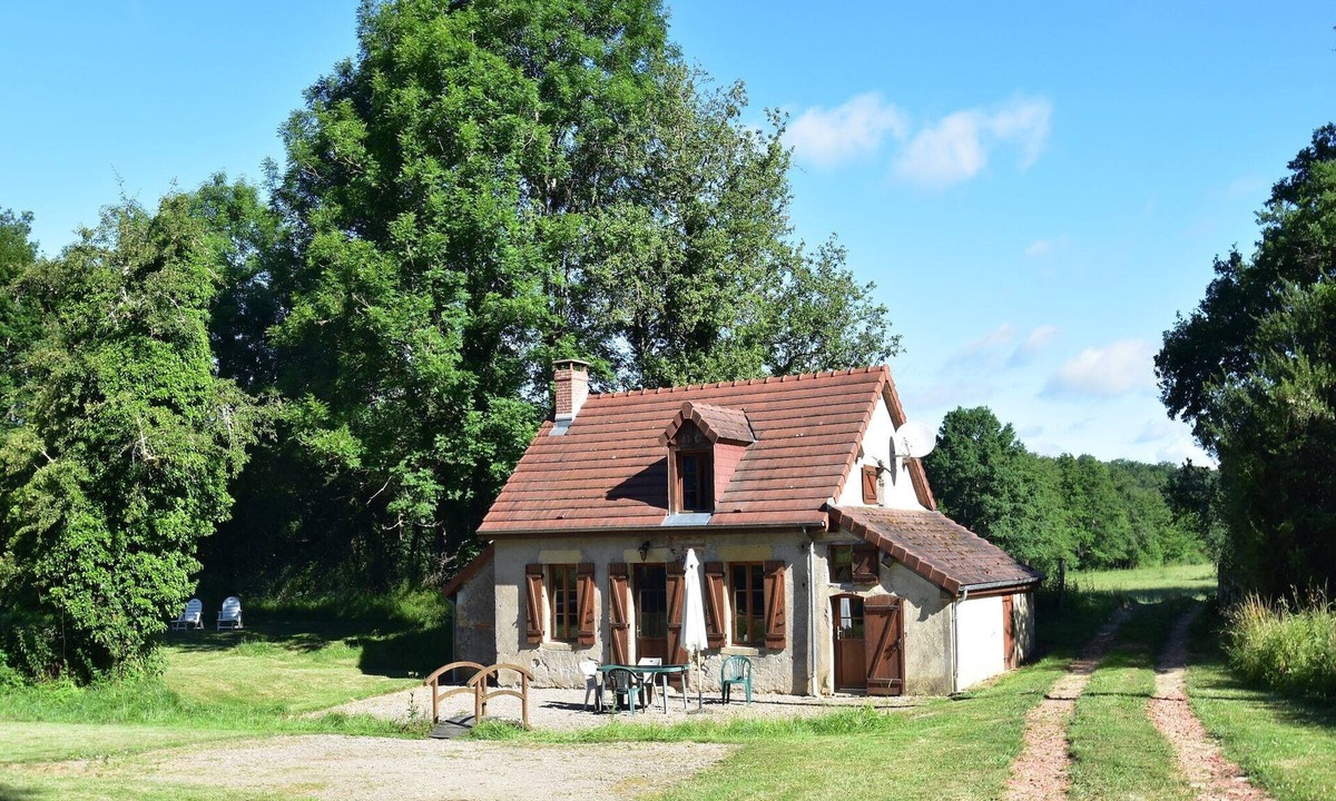 Isenay House | Holiday Home in Isenay near Lake and Forest