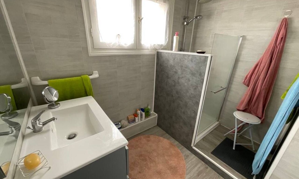 Pradines House | Holiday Home in Pradines with Renovated Private Garden