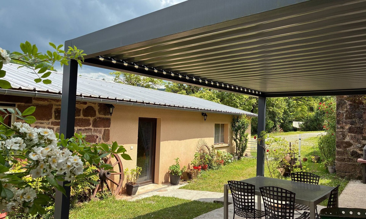 Villecomtal House | Holiday Home 'La Charrue' with Mountain View, Shared Pool and Wi-Fi