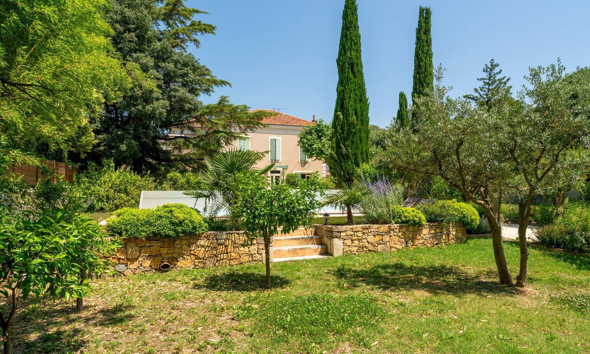 Bollene House | Holiday Home 'Le Secret D'hestia' with Shared Pool, Wi-Fi and Air Conditioning