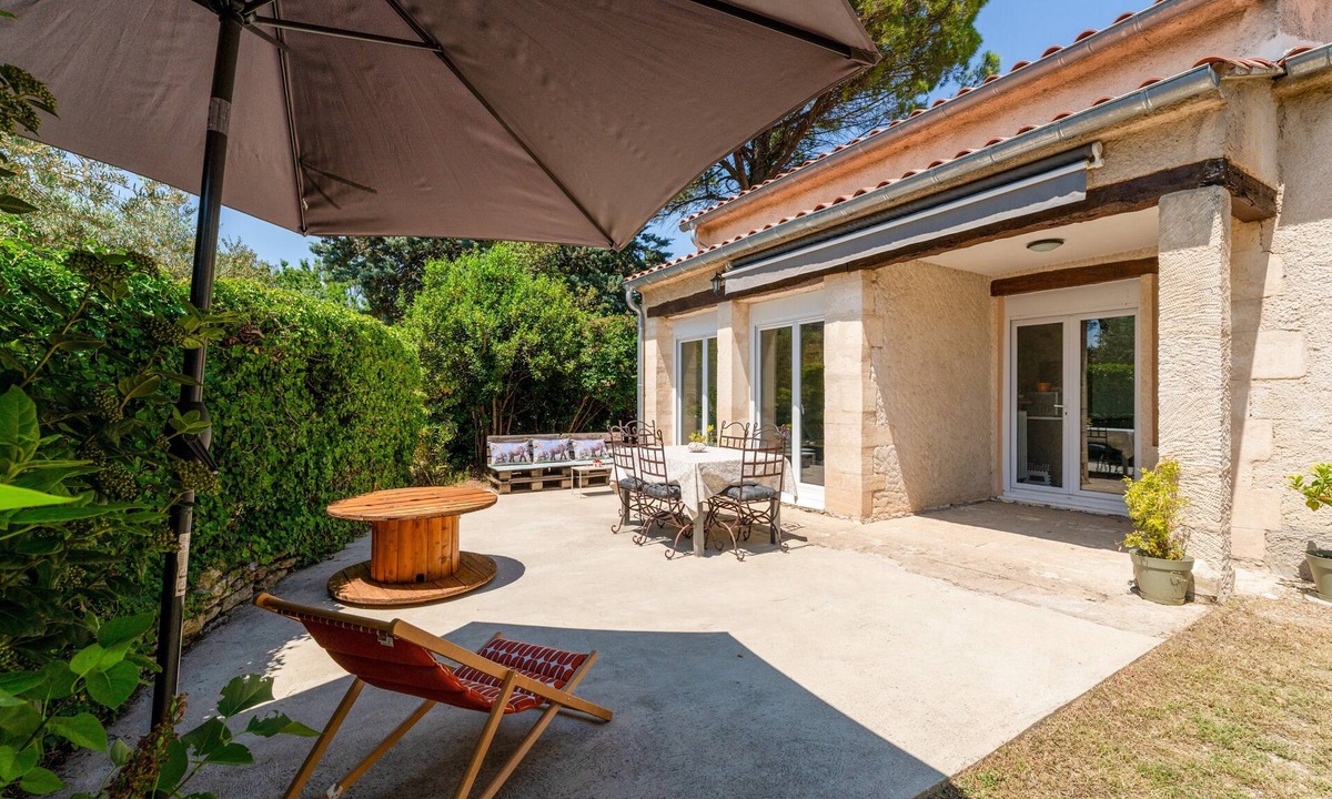 Taillades House | Holiday Home "Louvanna" with Luberon View, Wi-Fi, and Air Conditioning