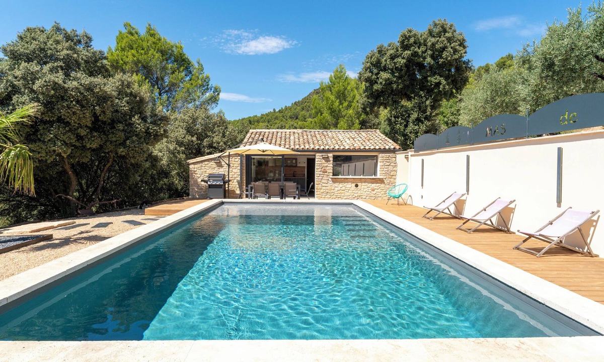 Le Barroux House | Holiday Home 'Mas De L'Acqueduc' with Shared Pool, Wi-Fi and Air Conditioning