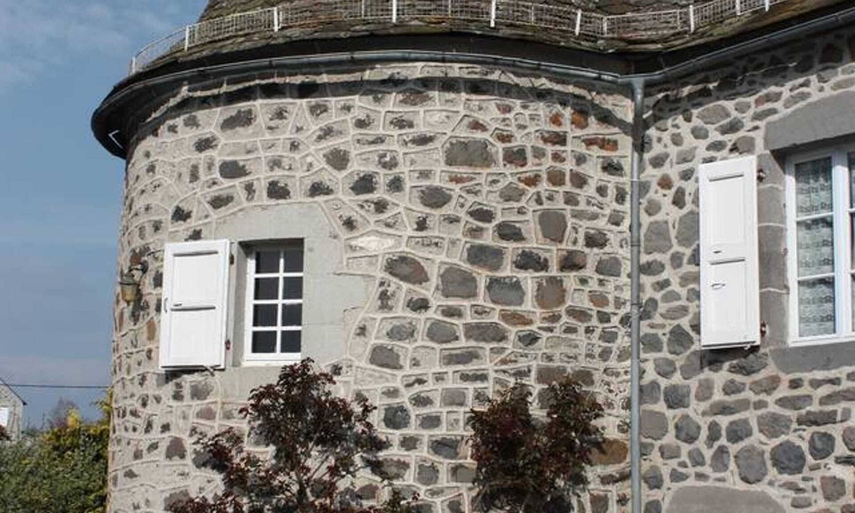 Saint-Martin-sous-Vigouroux Apartment | Homerez - Apt in Saint-Martin-Sous-Vigouroux