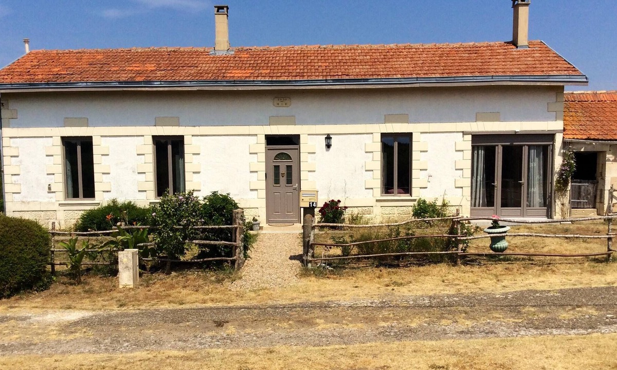 Mirambeau House | Homerez - Spacious house for 6 ppl. with garden at Saint-Bonnet-sur-Gironde