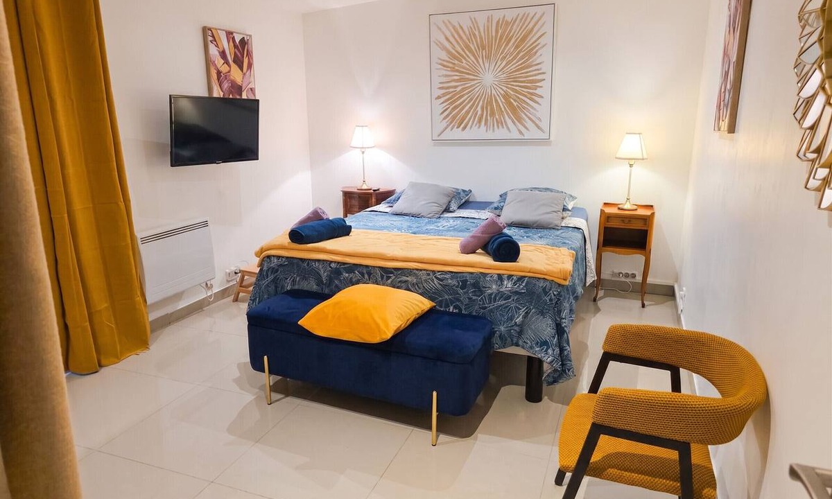 Paray-Vieille-Poste Apartment | Homerez - Apartment in Paray, terrace