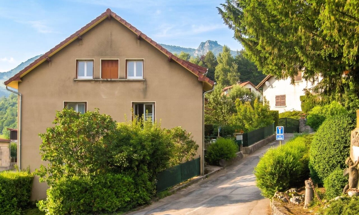 Salins-les-Bains Apartment | Homerez - Cosy apt. Salins-les-Bains