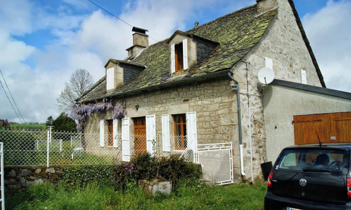 Menet House | Homerez - House in Menet, lake view