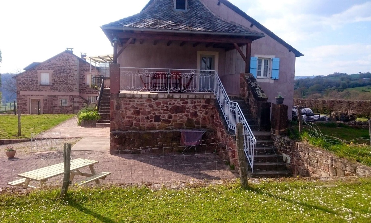 Nauviale House | Homerez - Nice house for 4 ppl. with shared pool, garden and terrace at Nauviale