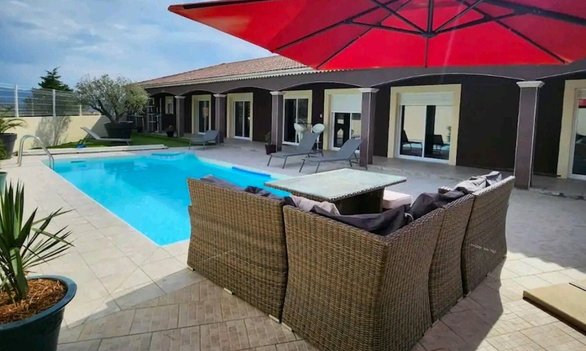 Beaufort-sur-Gervanne Villa | Homerez - Spacious villa for 8 ppl. with swimming-pool at Beaufort-sur-Gervanne