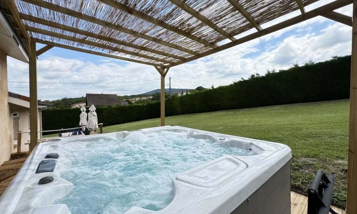 Aubiere Apartment | House sleeps 8 with Jacuzzi/Pétanque court