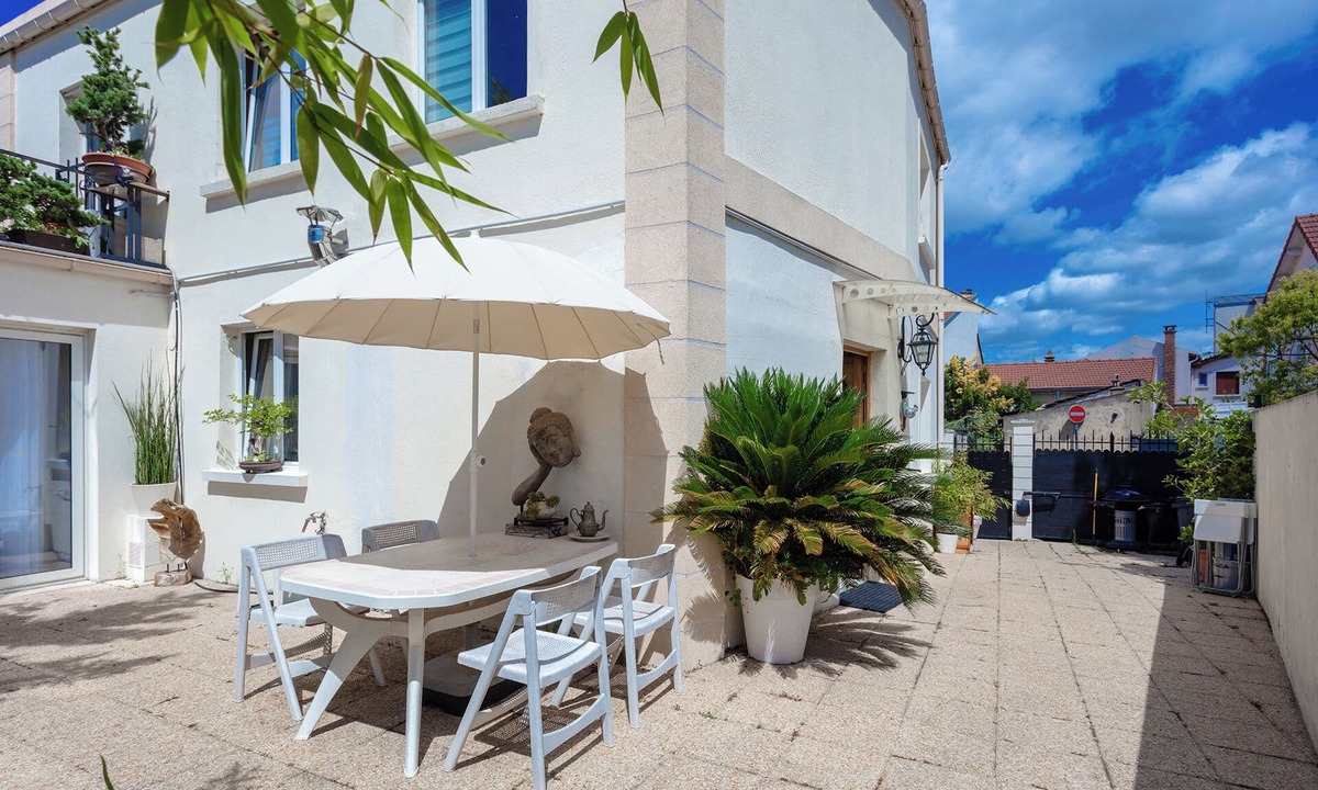 Arcueil House | House with a lovely garden/Metro Line 14/AC/BBQ/Sleeps 12