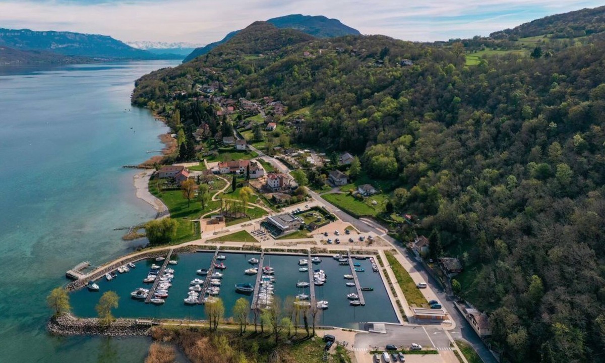 Saint-Pierre-de-Curtille House | House with panoramic lake view, 2 steps from the beach