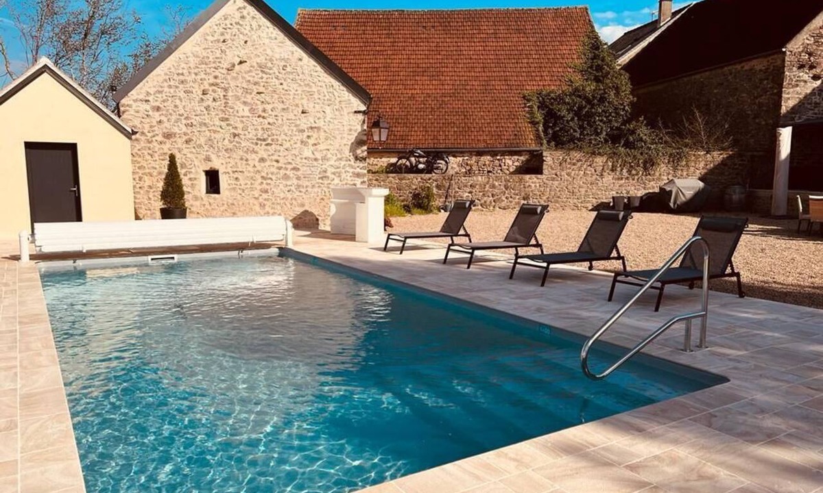 Avallon House | House with swimming pool and bowling green
