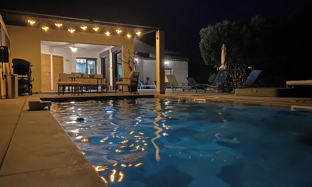 Sainte-Cecile-les-Vignes House | In the shade of oak trees, modern, spacious, air-conditioned house