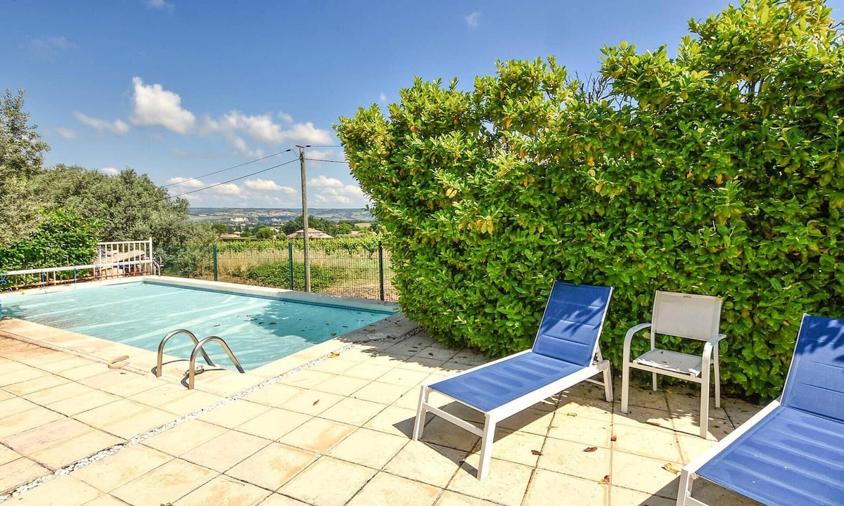 Sablet House | In this beautiful vacation home with access to the pool you can enjoy a relaxing vacation.