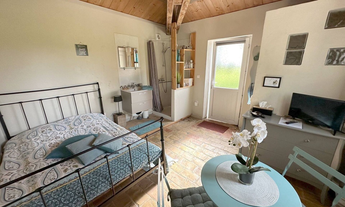 Chateauneuf-du-Rhone House | Independent Cottage in a Peaceful Large Garden on Organic Farmland