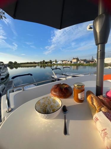 Nevers Boat Rental | Iris, bateau douillet