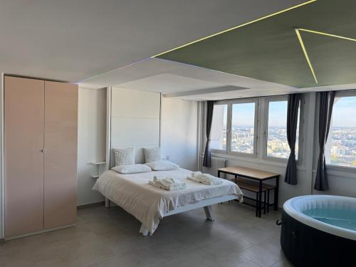 Asiatique Apartment | Jaccuzi, tour Eiffel, Led multicolores Paris 13