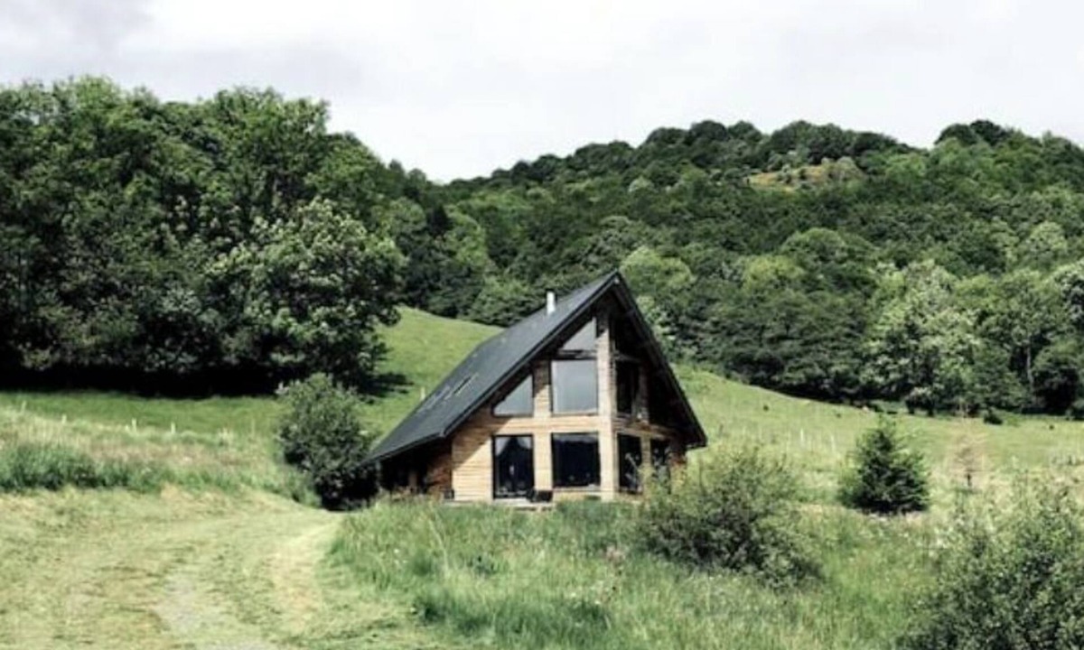 Saint-Jacques-des-Blats Ski Chalet | Joli Chalet Face au Plomb du Cantal
