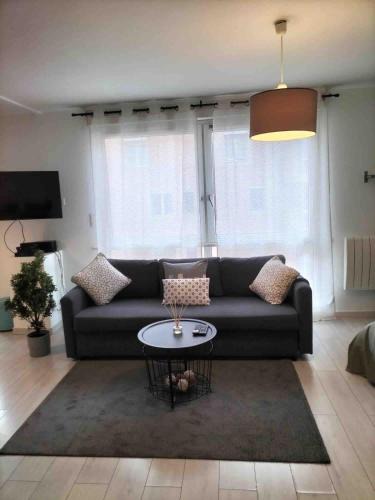 Villette Gare Apartment | Joli studio