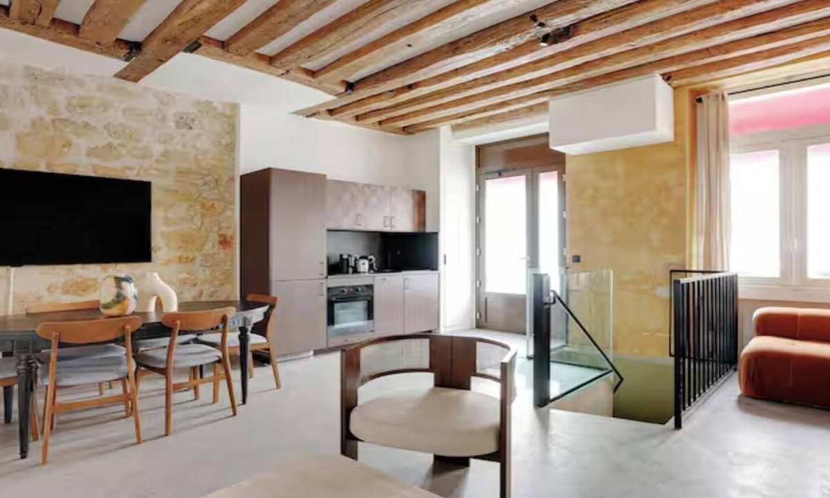 Marais Apartment | JUST MOMENTS AWAY FROM PLACE DES VOSGES AND PICASSO MUSEUM – LE MARAIS