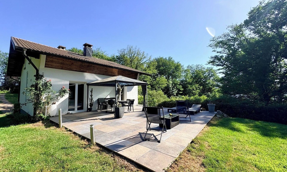 Champagney House | L'Art du Bassin nature and access to water.
