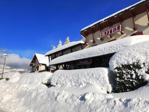 Saint-Jacques-des-Blats Hotel | L'Escoundillou