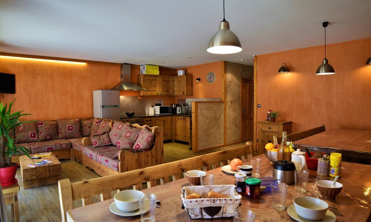 Les Deux Alpes Apartment | “L'Éterlou” Apartment with Private Garden and Wi-Fi