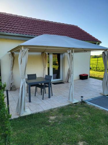 Menetru-le-Vignoble Apartment | L'Impasse du Jura