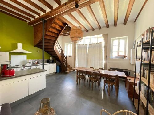 Dole Apartment | La Canetterie