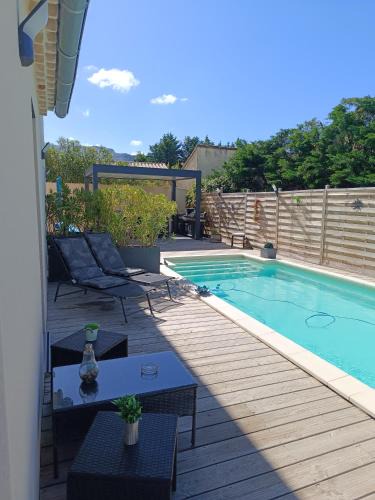 Taillades Apartment | La Cigale sous l'Olivier - Chambre , SdB et Salon Privé Chez l'habitant - Piscine