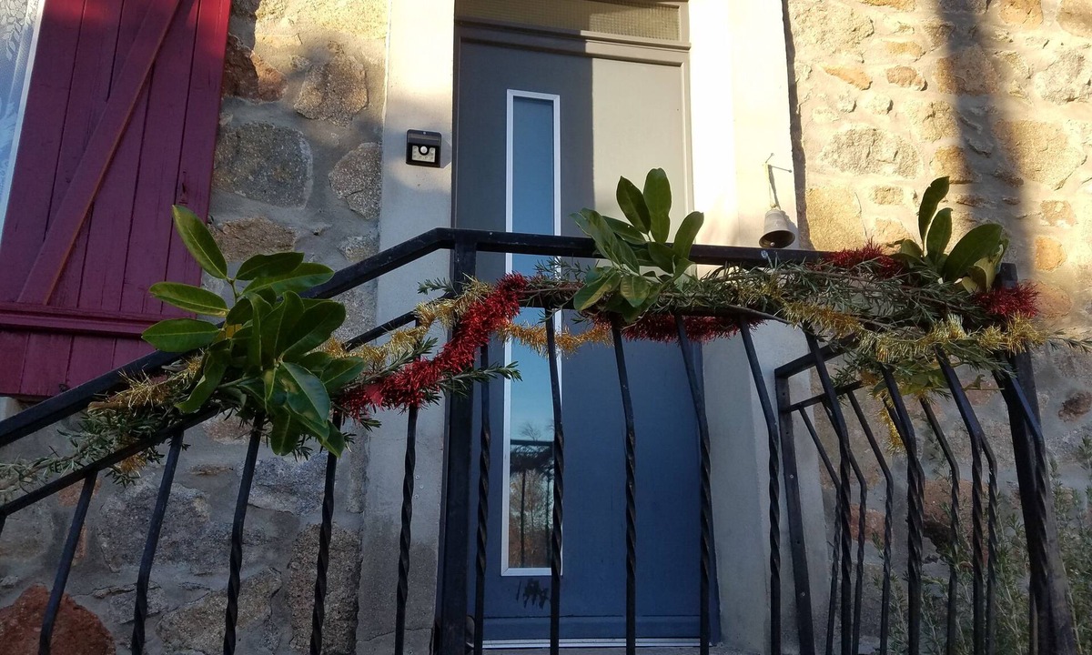 Les Halles House | La Clef des champs: 9 person gîte Mts lyonnais - 4 bedrooms