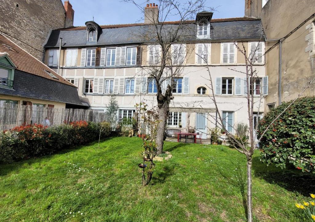 La Charite-sur-Loire Bed & Breakfast | La Cour du Château