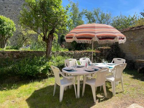Accolay House | La glycine