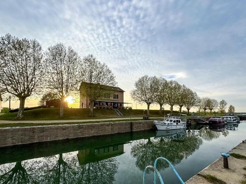 Gigny-sur-Saone Apartment | La Halte Nautique - au bord de la Saône