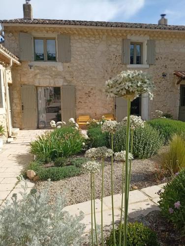 Saint-Paul-Trois-Chateaux Bed & Breakfast | la maison