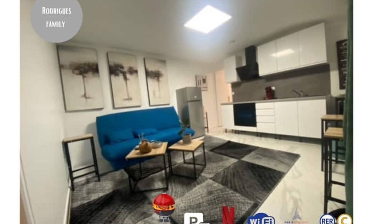 Plateau — Pyramide House | La maison bleue (4 km from Orly airport without planes)