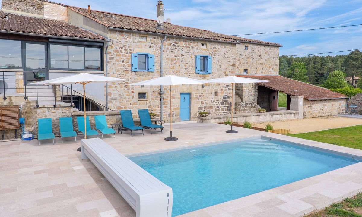 Ailhon House | La Maison Bleue du Plot – Peaceful Stone House with Pool and Garden
