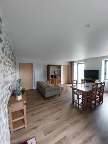 Saint-Germain-Lespinasse Apartment | La Petite Ferme Aux Prés