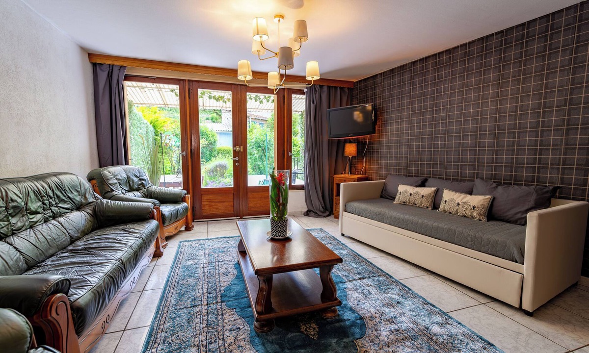 Bourbonne-les-Bains Apartment | La Rosée - 2-room family apartment, Wifi, TV box, garden