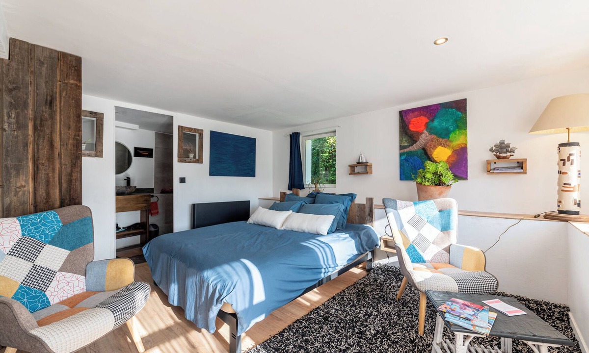 Navette Apartment | 'La Roue' Room with Mountain Views, Shared Pool, and Wi-Fi