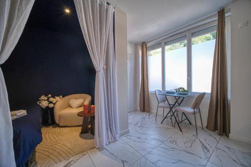 Livron-sur-Drome Apartment | LA SECRET ROOM - suite de luxe avec jacuzzi