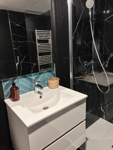 Champigneulles Apartment | la suite prestige avec SPA SAUNA NETFLIX JARDIN