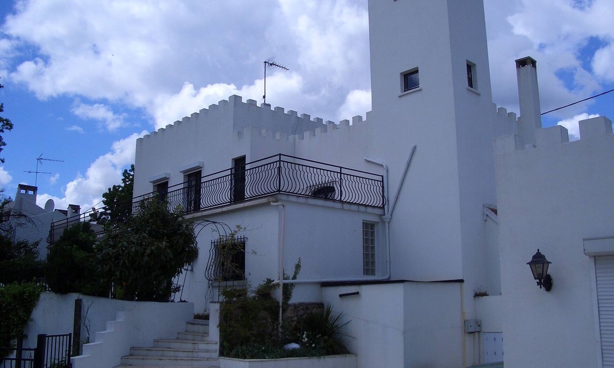 Saulx-les-Chartreux House | La Tour Prends Garde: Large character property with guest house and swimming pool
