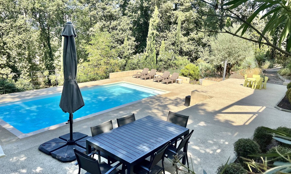 Chateauneuf-du-Rhone Villa | La Villa des Chênes, en Forêt Avec Piscine Privée