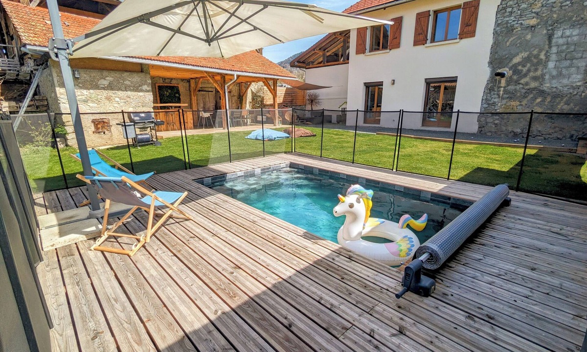 Toiny House | La Villa Fontaine: Heated Pool, Home Cinema & Sauna in the Heart of Belledonne