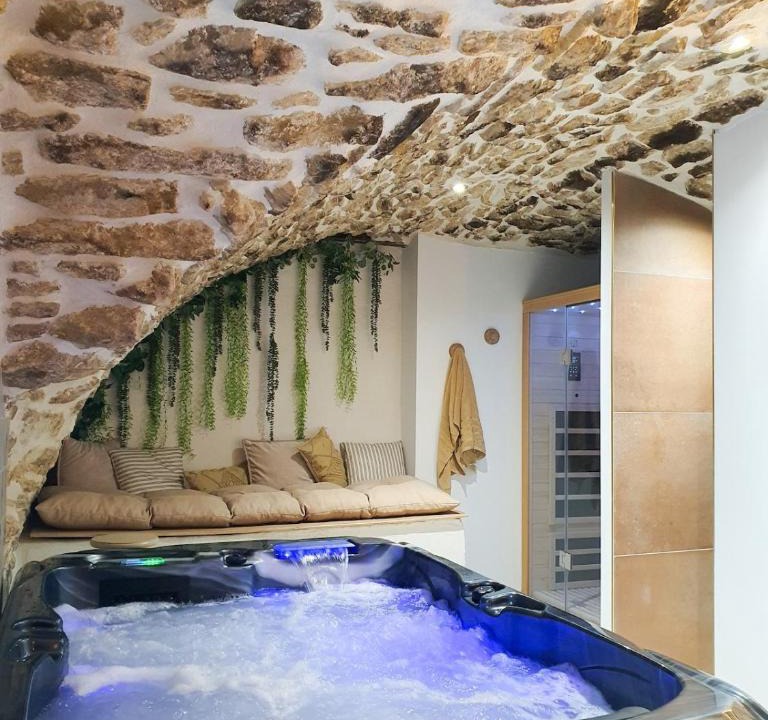Etoile-sur-Rhone Apartment | La Voûte Etoilée - Suite avec sauna et jacuzzi