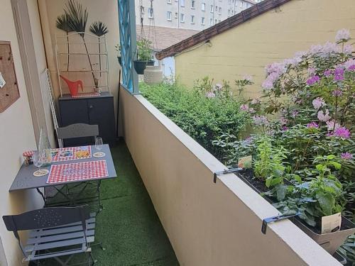 Quartier de France Apartment | Lardy Ma belle, studio cosy, rdc, cure, longue et courte durée