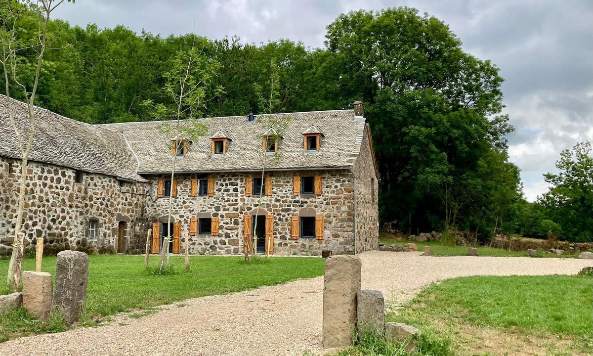 Condom-d'Aubrac House | Large-capacity group gîte in Aubrac