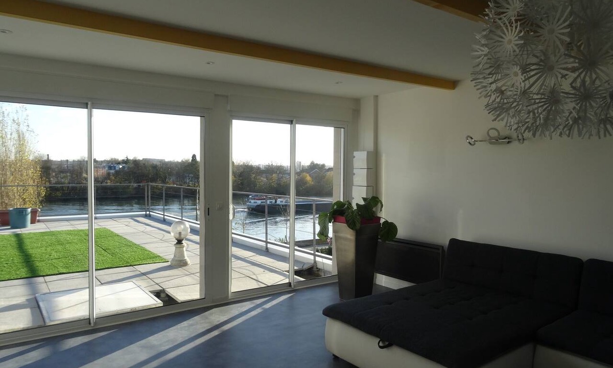 Villeneuve-le-Roi Apartment | Large gîte on the banks of the Seine